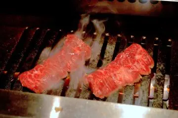 Le boeuf grille en crépitant