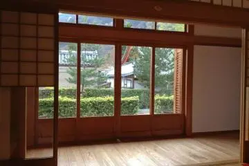 방 안에서 내다보는 정원의 풍경
