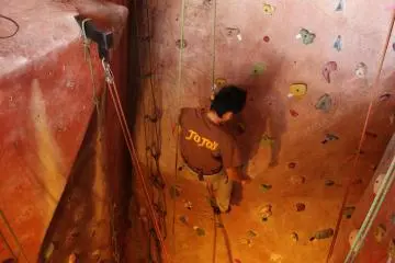 Kengo helps to safely guide you back to the ground