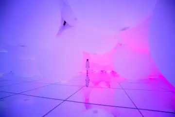 Expanding Three-dimensional Existence in Intentionally Transforming Space - Free Floating, 12 Colors // teamLab, 2018