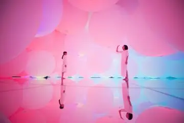 Expanding Three-dimensional Existence in Intentionally Transforming Space - Free Floating, 12 Colors // teamLab, 2018