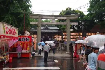 Roads near shrines have pretty straightforward names. Like Shitaya Jinja Road and Shitaya Jinja-mae (before Shitaya Jinja).