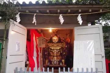 Mikoshi (palanquin) that is to be carried in the procession. On the left door is a sign posted informing visitors that there would be no procession this year. On the right is information on the shrine god (in Japanese).