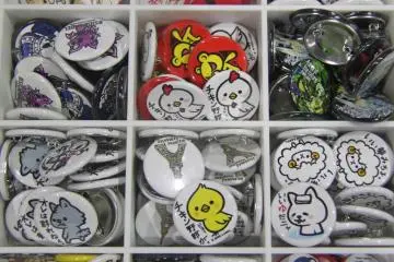 Can badges that come in small and big sizes. Felt badges and postcards are available too. The shopkeepers were really nice and allowed me to take photos freely in the shop. They seem to give free stickers too, but it depends on the amount of stuff you buy