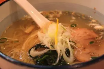 Yummy shio ramen with a little slice of yuzu citrus. A tad salty though, but hey, it’s all handmade, be it the soup or noodles.
