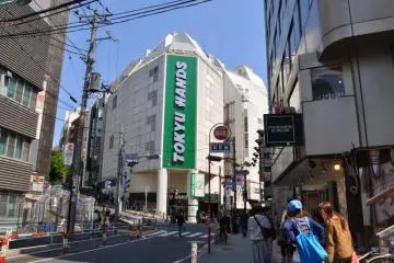 ร้าน Manhattan Records  ตั้งอยู่บนถนนเดียวกันกับ Tokyu Hands