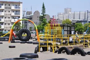 The jungle gym and other facilities at the park