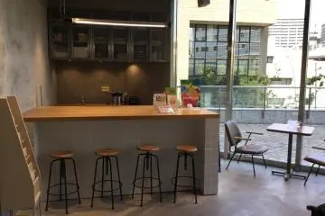 선샤인 쥬스 바 (Sunshine Juice bar)는 차가운 프레스 쥬스와 스무디를 제공합니다.