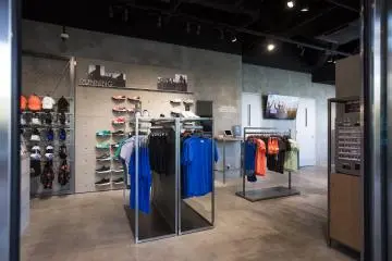 Check in at Runbase Tokyo for a stress-free running experience. 