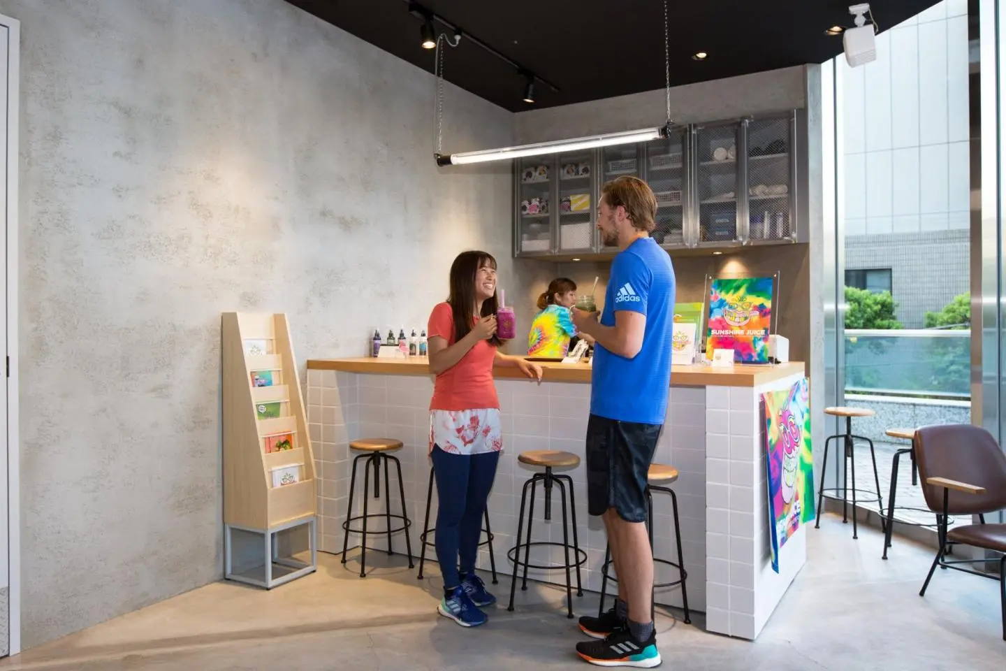 선샤인 쥬스 바 (Sunshine Juice bar)는 차가운 프레스 쥬스와 스무디를 제공합니다. (저작권: Japan Travel)