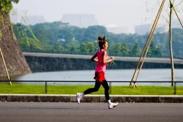 Jogger at the Imperial Palace (Photo: <a href="https://www.flickr.com/photos/jamesjustin/2852528338/in/photostream/" target="_blank" rel="noreferrer noopener nofollow">James Justin / CC BY-NC-ND 2.0</a>)
