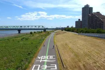 Arakawa River Running/Cycling Trail (Photo: <a href="https://www.flickr.com/photos/o_0/14228769172/" target="_blank" rel="noreferrer noopener nofollow">Guilhem Vellut (CC BY 2.0)</a>)