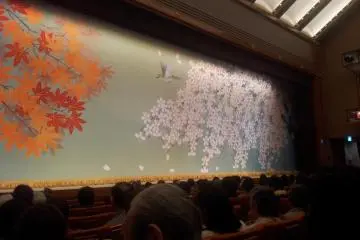 ผ้าม่านที่สวยงามระหว่างช่วงพักเรื่อง