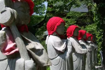 Jizo statues with a temple building in the background