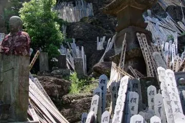 "Toba" prayer boards climb the hill to the left of the temple
