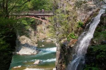 A very beautiful bridge and waterfall greets you at the start of the course
