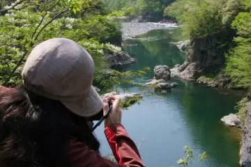 This course has everything: a beautiful river, mountains, waterfalls and colorful flowers