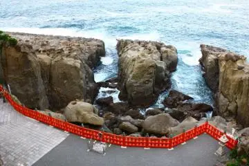 <p>Le sanctuaire surplombe quelques rochers spectaculaires, constamment ballott&eacute;s par les vagues</p>