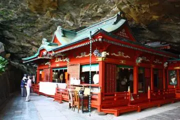 <p>Le b&acirc;timent principal s'int&egrave;gre parfaitement dans la grotte. Une paire de rochers en forme de sein autour du b&acirc;timent apporterait la bonne fortune aux femmes enceintes</p>
