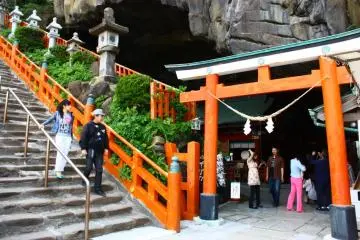 <p>Frayez-vous un chemin vers les marches en pierre &agrave; l'entr&eacute;e du sanctuaire, marqu&eacute;e par un torii rouge devant la grotte</p>