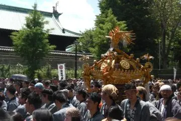 도로를 따라 미코시를 운반 중 