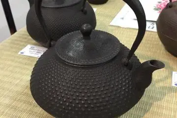 Ketel kualitas studio dengan bentuk "sandama" (manik-manik sempoa) tradisional dan motif "arare" (batu hujan es), Studio Kozan Koubu