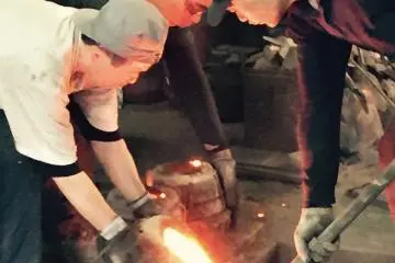 Menuangkan besi cair di Kunzan Kobo, Desa Morioka Tezukuri