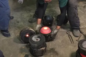 Menangani coran panas merah di Kunzan Koubou, Desa Morioka Tezukuri