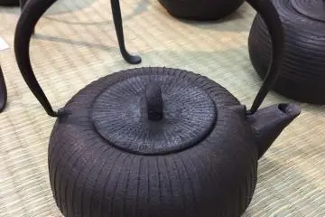 Jangan tertipu. Ceret tetsubin nanbu asli hanya dibuat di Jepang! (Studio Kozan Koubou.)
