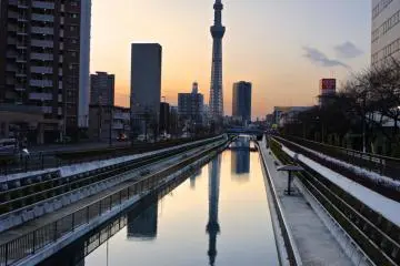 <p>Skytree in the twilight, reflecting in the Kita-jikken River</p>