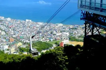 산기슭을 향해 내려가는 리프트