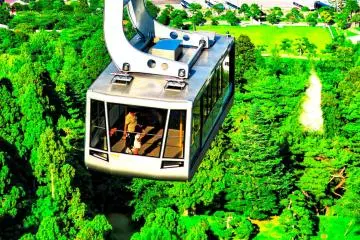 Fly above the city by Hakodate Ropeway (Photo: <a href="https://www.flickr.com/photos/sodaigomi/28685225850/" target="_blank" rel="noreferrer noopener nofollow">Sodai Gomi</a> / <a href="https://creativecommons.org/licenses/by/2.0/" target="_blank" rel="noreferrer noopener nofollow">CC BY 2.0</a>)