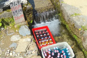 Ramune Jepang yang didinginkan di sungai