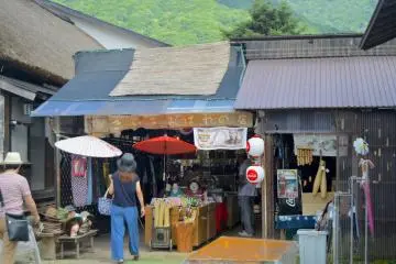 Toko suvenir di Ōuchi-juku