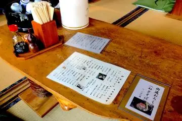 Bagian dalam kedai soba di Ōuchi-juku