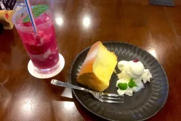Kue dan minuman yang dibuat dari perilla merah
