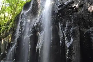 <p>น้ำกระเด็นจากผาหิน</p>