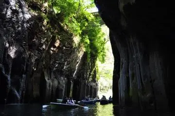 <p>เช่าเรือสักลำแล้วไปสำรวจหุบเขา</p>