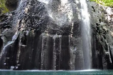 <p>น้ำไหลกระเซ็นจากโขดหินลงสู่หุบเขา</p>