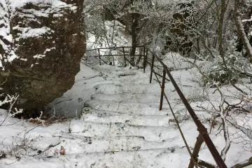 Snowy trail stairs to Okumiya