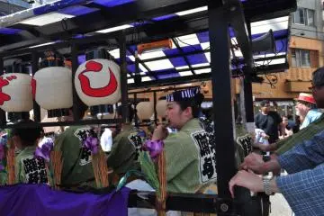 The musicians being transported through the procession
