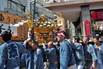 That mikoshi looks particularly heavy