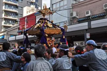 The gold and purple mikoshi in all its glory