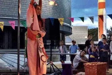 주말 내내 거리 공연자 고