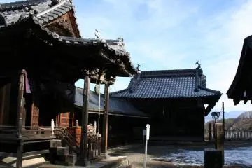 Yoshinaka Minamoto torched the temples in 1180, but they were rebuilt in 1252