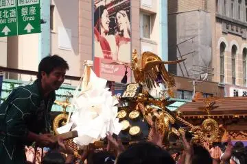 <p>Participant giving the beat for the tejime (ceremonial clapping) to the receptive audience.</p>