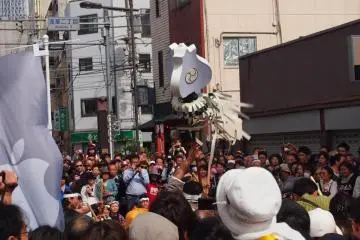 <p>Performance with the ceremonial staff. Wherever there is a performance, there are usually huge crowds surrounding them. If in doubt where to go, follow the crowds.</p>