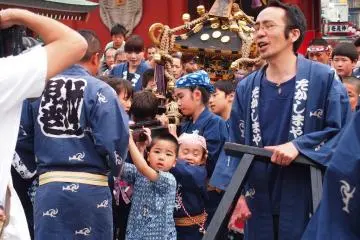 <p>The mikoshi borne by the children. When a mikoshi moves around, the general crowd in its way moves back really fast, so be careful. Be aware of the crowd's movements at all times and move quickly!</p>