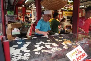 <p>Roasted on-the-spot biscuits make a good snack to eat in such a crowded area, where handling your items can get messy.</p>