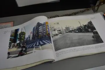 This book display shows the difference between the Shibuya of then and now.